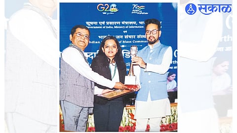 Central Director of Nashik's Radio Trust Dr. Hari Kulkarni and Coordinator Richita Thakur.