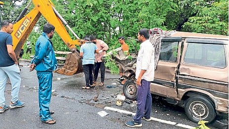 omni car hit by truck Karanji-Vani road Four killed police yavatmal hospital