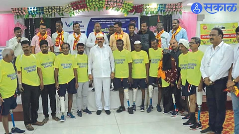 Cabinet Ministers Anil Patil, Hariprasad Latha, Bajrang Agarwal, Neeraj Agarwal and office bearers attended the transplant of artificial hands and feet to disabled persons.