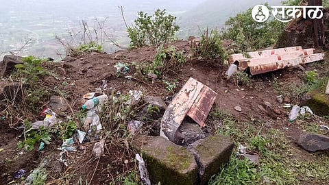 strong protective wall and iron barricade at this place in wani ghat