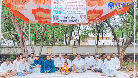 Alleging woman died due to wrong treatment by doctor family members went on one day fast in front of collector office nandurbar news