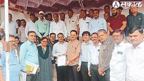 Builders Association President Vijay Baviskar, Avinash Patil, Ramesh Shirasath etc. while giving a statement to the Superintending Engineer of Public Works Department Arundhati Sharma.