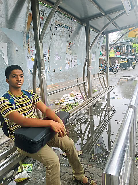 सिंहगड रस्त्यावरील बसथांब्यांची दुरवस्था