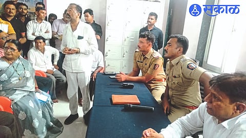 Deputy Superintendent Sandeep Gavit, Senior Inspector Kishan Najan Patil, Shobha Chaudhary, Corporator Ibrahim Patel etc. attended the meeting held at MIDC Police Station.