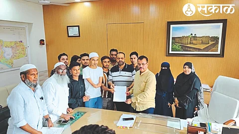 Officials including Asif Sheikh giving a statement to the Commissioner regarding the recruitment process in the Municipal Corporation.
