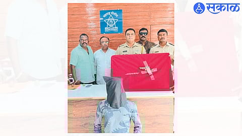 Gavathi katta and live cartridges were seized from the suspect who attacked the chilli trader.