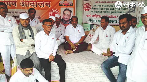 Former MP Raju Shetty visited and supported the ongoing agitation by the Farmers' Struggle Organization and the Farmers' Coordination Committee which has been going on for 50 days in front of the hospital.