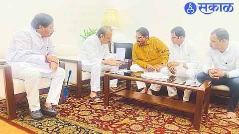 उपमुख्यमंत्री अजित पवार यांच्याशी चर्चा करताना निवृत्ती आरिंगळे, विक्रम कोठूळे आदी