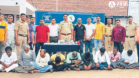 Police inspector Sandeep Patil and staff with the suspects who were withdrawing secret money.