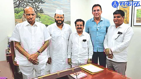 NCP President MP Sharad Pawar along with District President Kondajimama Awad, City President Gajanan Shelar, former corporator Gokul Pingle, Dattatray Malode in New Delhi.
