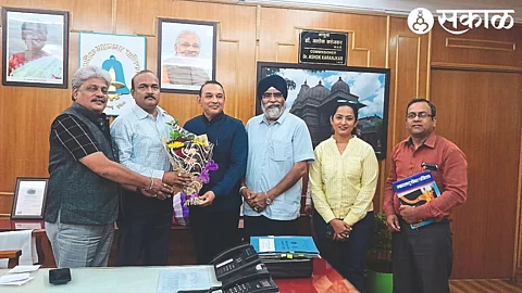Municipal Commissioner Dr. Maharashtra Chamber Vice President Kantilal Chopra welcoming Ashok Karanjkar.