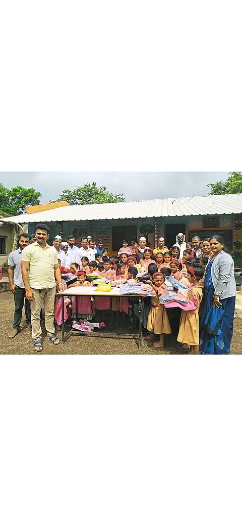 विराम व भलवडी शाळांत शालेय साहित्य वाटप