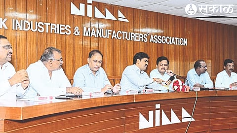 Chief Engineer Deepak Kumthekar on the platform present at Nima-Mahavitaran joint meeting,