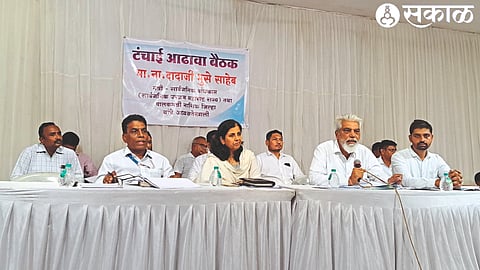 Guardian Minister Dada Bhuse speaking at the shortage review meeting held at Agrasen Bhavan in Malegaon,