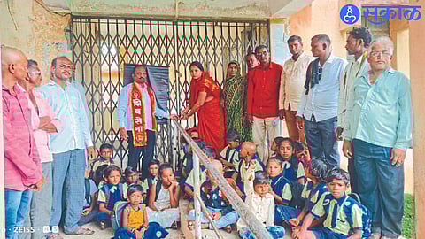 school was held there by hanging black board on gate of office of Group Education Officer dhule news
