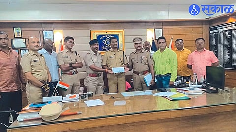 Superintendent Sanjay Barkund giving cash reward to police officers Nitin Deshmukh, Sandeep Patil who nabbed Chillipood gang. Other officers and teams nearby.