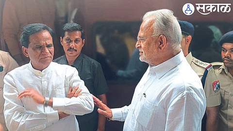 Union Minister of State for Railways Raosaheb Danve paid a quick visit to the railway station. Former MLA Chandrakant Raghuvanshi while discussing with him at that time.