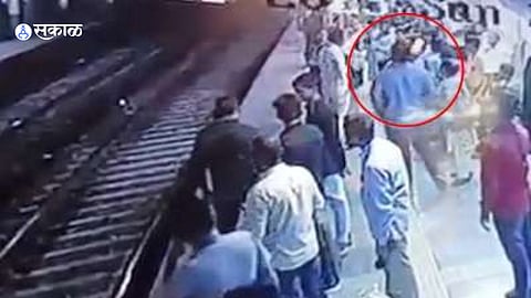 death on track kin of passenger thrashed by couple fell on train tracks at Sion mumbai crime news