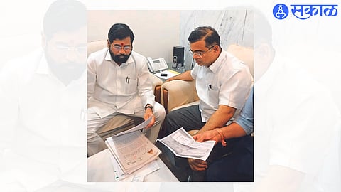 Jayakumar Rawal discussing drought issue with Chief Minister Eknath Shinde.