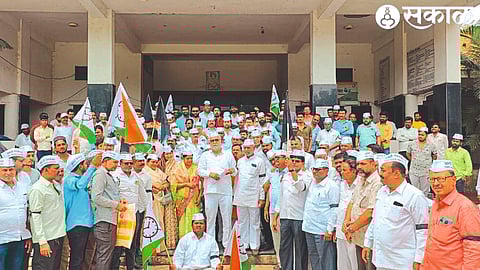 Manikrao Shinde, officials and workers participated in the protest in front of the Tehsil office in protest of Bhujbal's statement.
