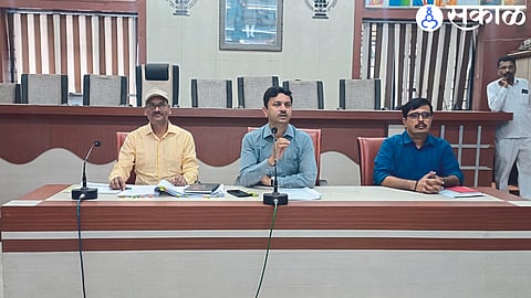 Deputy Chief Executive Officer Ravindra Pardeshi, Shivram Bote, Bhushan Bhargwe while guiding the attendees.