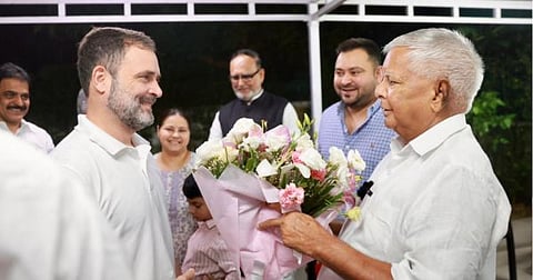 Rahul Gandhi :कोर्टाकडून दिलासा मिळाल्यानंतर राहुल गांधी थेट लालूप्रसाद यादव यांच्या भेटीला, राजकीय हालचालींना वेग
