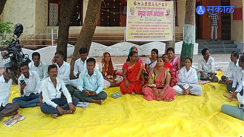 fake grampanchayat no objection certificate shown solar project vanchit bahujan aaghadi protest at panchayat samiti solapur