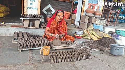 A woman making a bullock for the beehive.