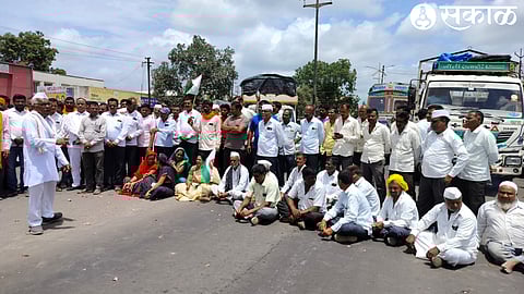 Farmers protesting the increase in the price of onion by the central government and blocking the road on the Manmad-Pune highway by the farmers' association here on Monday.