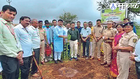 During plantation
MP Unmesh Patil, Deputy Superintendent of Police Abhay Singh Deshmukh, Sub Divisional Officer Pramod Hille