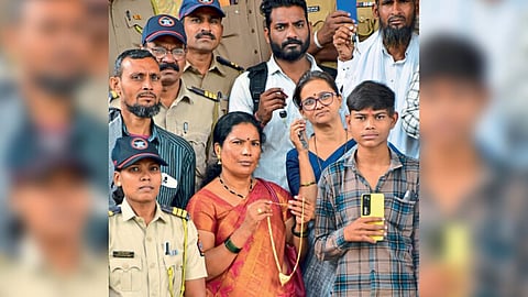 akola police returns stolen valuables worth 18 lakh