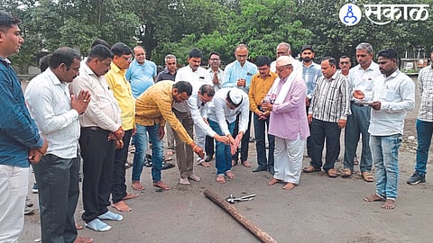Chairman Ashok Patil, Director and staff during the work of Kedarnath temple replica in the market committee.