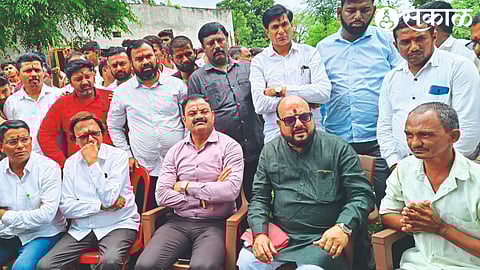 Guardian Minister Gulabrao Patil consoling the parents of the victim