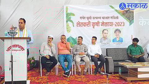 Collector Ayush Prasad while guiding in the agricultural fair organized on behalf of the market committee.