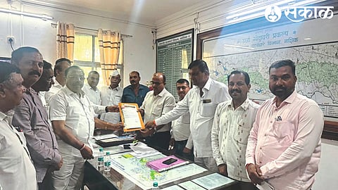 Dattatray Patil, Suresh Dokhale, Bhaskar Bhagre etc. giving the statement of the demand to release the water of Punegaon Dam to Tisgaon Dam to Executive Engineer of Irrigation Department Vaibhav Bhagwat.