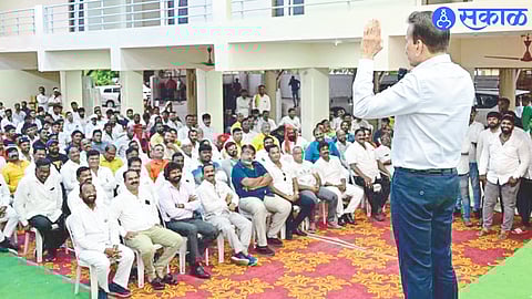 Minister Girish Mahajan guiding the workers along with corporators in Dhule. In the second photo, MP Dr. Subhash Bhamre and Minister Mahajan.