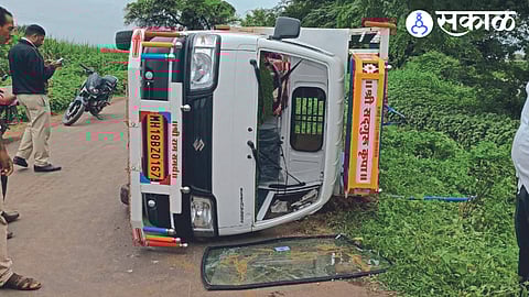 Pick up overturns 22 labourers injured in accident on Thalner Borkheda road Dhule Accident News