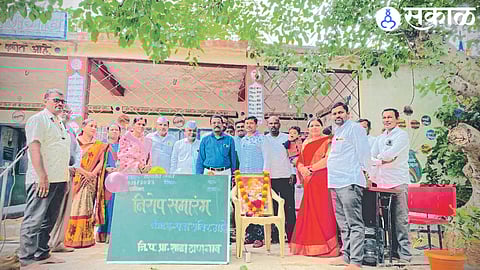 Villagers and office bearers felicitating teacher Kalpana Sunil Mane on transfer.