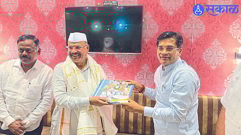 Shiv Sena's Shinde group party inspector Hemant Pawar speaking in the review meeting of officers of Madhya Nashik Assembly Constituency.