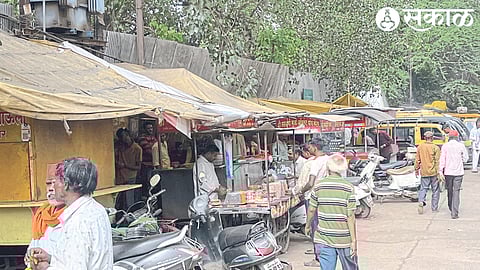 District Superintendent of Police Shahaji Umap participated in the ongoing operation by the rural police at the Gavathi Daru Hatbhatti base at the foot of Ganesha Dongar.