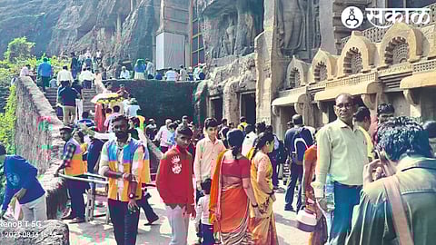 Crowd of tourists in Ajantha Caves area.