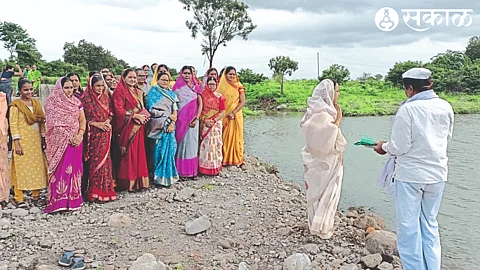 Zilla Parishad member Shalini Bhadane performing Jalpuja after filling three chain dams on Bori river. The woman next door.