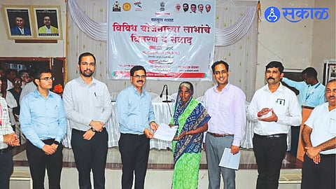 Commissioner Radhakrishna Game, Collector Ayush Prasad, Chief Executive Officer Shri. Ankit etc