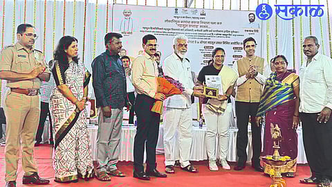 Guardian Minister Dada Bhuse felicitating Shiv Chhatrapati Awardee baseball player Manjusha Pagar at the revenue week closing ceremony.