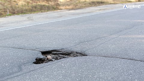 pune a young man tooth broken in accident pothole on Baner road pmc