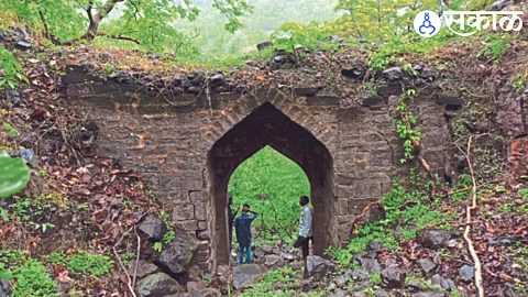 Chowgaon fort situated on the banks of Satpuda.