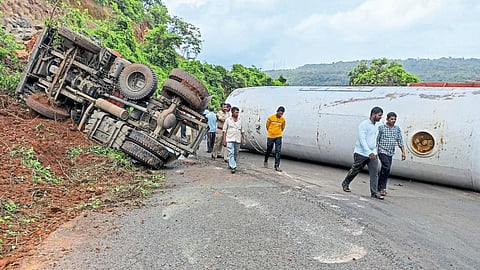 Gas tanker accident at Nivali Ghat Ratnagiri