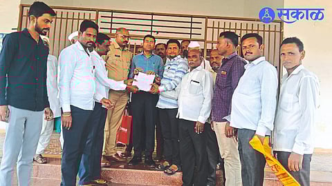While giving a statement to Tehsildar Siddharth More, Nilesh Chavan, Vishal Vadghule, Parashuram Shinde, Devidas Devare, Nivrithi Khalkar etc.