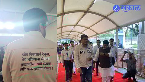 मुद्द्याचं बोला! कर्जत-जामखेड मतदार संघात MIDCसाठी रोहित पवार आक्रमक, अनोखं जॅकेट घालून वेधलं सगळ्यांचं लक्ष