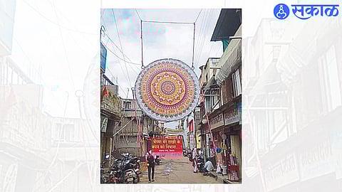 A grand rakhi placed on the main road.